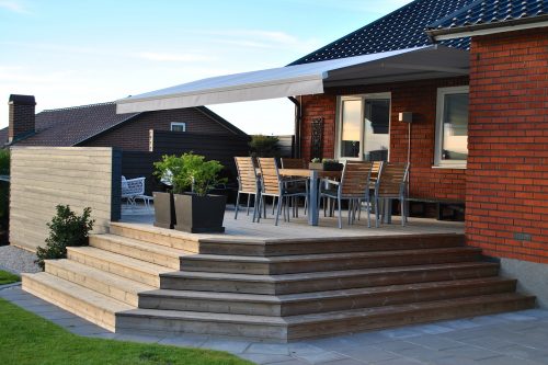 Terrassmarkis på uteplats i Falun