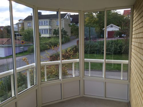 Inglasning av en balkong ute i Falun